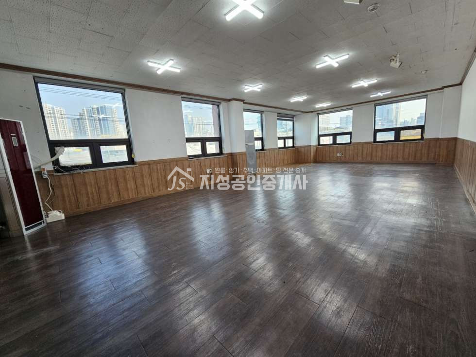 대구 달서구 본동 현.공실 / 에어컨사용가능 / 약 21평 / 건물앞 4-5대주차가능 / 관리비 월5만원 / 파라다이스웨딩 도보1-2분 월세 매물번호 11729 사진 1