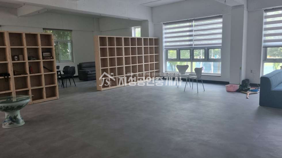 대구 달서구 도원동 영빈빌딩동 대구부설초등학교 맞은편 상가/ 초등학군지 상가/ 학원형성가 상가/ 횡단보도 바로앞 상가/ 학원입지도 최상/ 학원가 형성 최고라인/ 시설.상태 매우좋음 월세 매물번호 10779 사진 2