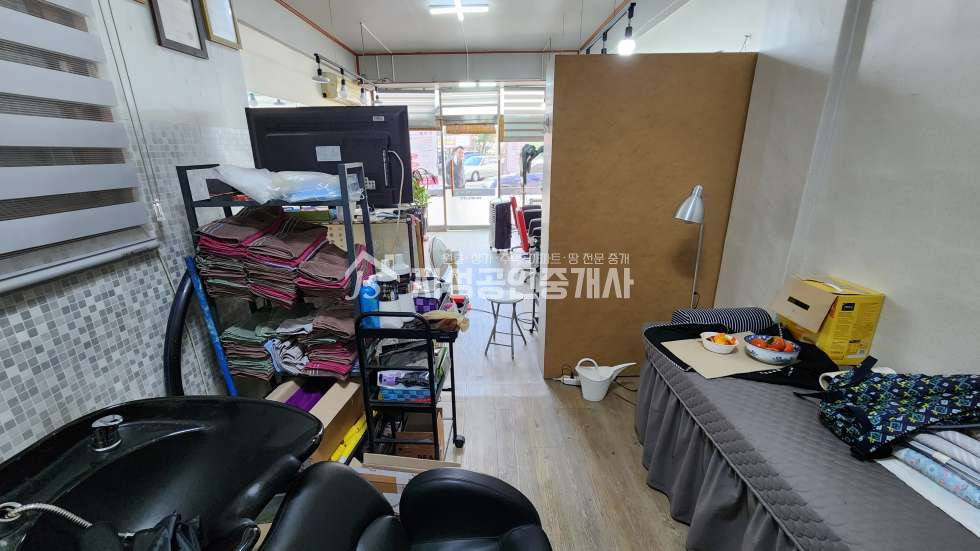 대구 달서구 송현동 대단지아파트옆상가/ 풍부한유동인구/ 현성업중/ 단골많은미용실/ 시인성좋음/ 깔끔하고깨끗함/ 권리금협의가능 월세 매물번호 10063 사진 1