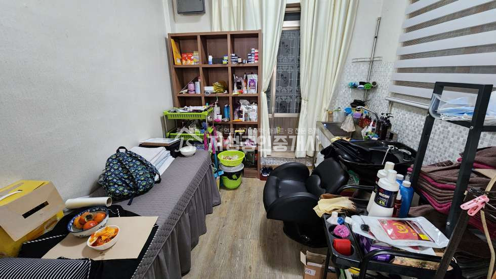 대구 달서구 송현동 대단지아파트옆상가/ 풍부한유동인구/ 현성업중/ 단골많은미용실/ 시인성좋음/ 깔끔하고깨끗함/ 권리금협의가능 월세 매물번호 10063 사진 2