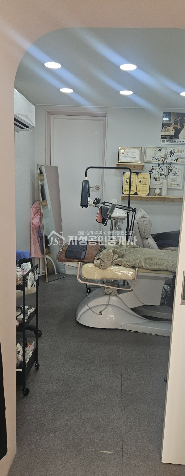 대구 달서구 상인동 도로변 위치!!아담하고 깔끔하게 인테리어 잘된 뷰티샾!! 월세 매물번호 11832 사진 2