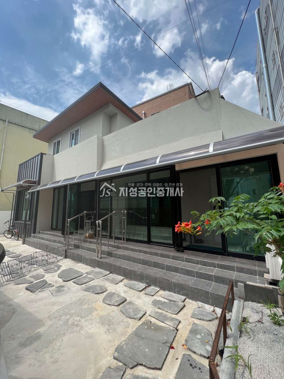 대구 달성군 화원읍 천내리 837 화원시장인근 풍부한 유동인구/ 올리모델링된주택/ 마당넓음/ 인테리어 매우 깔끔/ 주거, 상업용 용도 가능 매매 매물번호 10764 사진 1